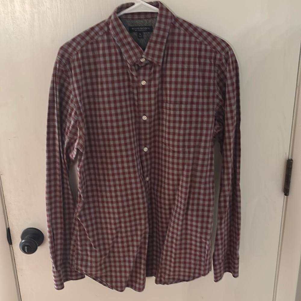 Men’s medium Banana Republic soft wash collared shirt.